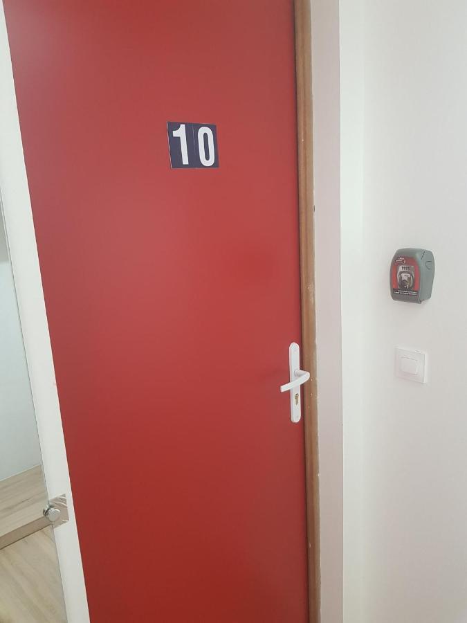 10 - Joli Studio Avec Deux Lits, Tout Equipe Pour 1, 2 Ou 3 Personnes Maximum, Vue Sur Parc Arbore, Parking Privatif Gratuit, Grand Fourgon Possible, Tout Le Linge De Maison Est Fourni Razac-sur-lʼIsle Exterior foto